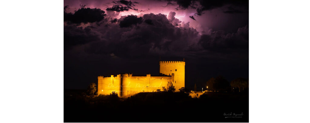 El fotógrafo David Pascual captura la tormenta eléctrica sobre el castillo de Arévalo